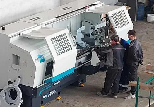 Работа специалистов у производственного станка